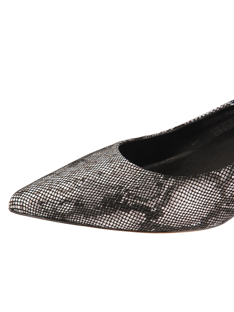 Butter Shoes Deluxe Pointed Toe Kitten Heel 6 Butter Shoes Deluxe Pointed Toe Kitten Heel