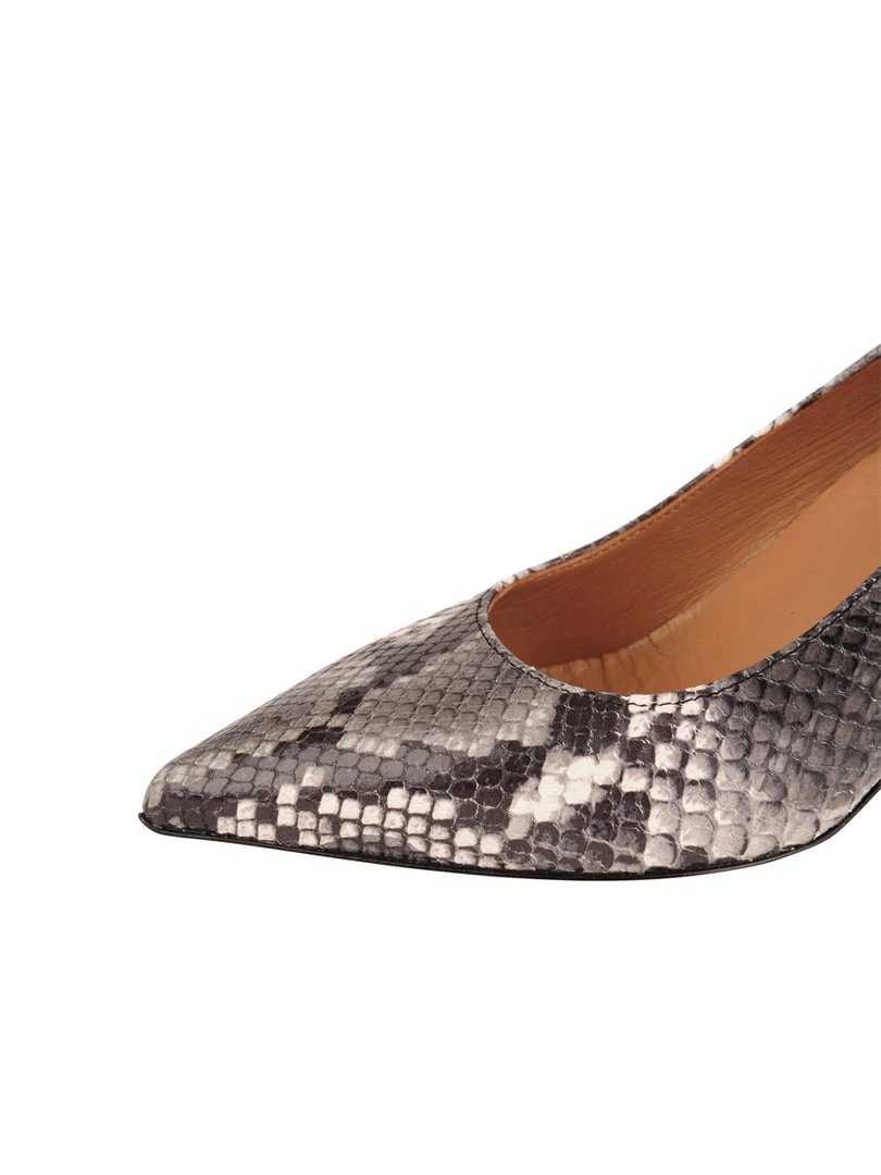 Butter Shoes Eloisee Pointed Toe Pump 6 Butter Shoes Eloisee Pointed Toe Pump